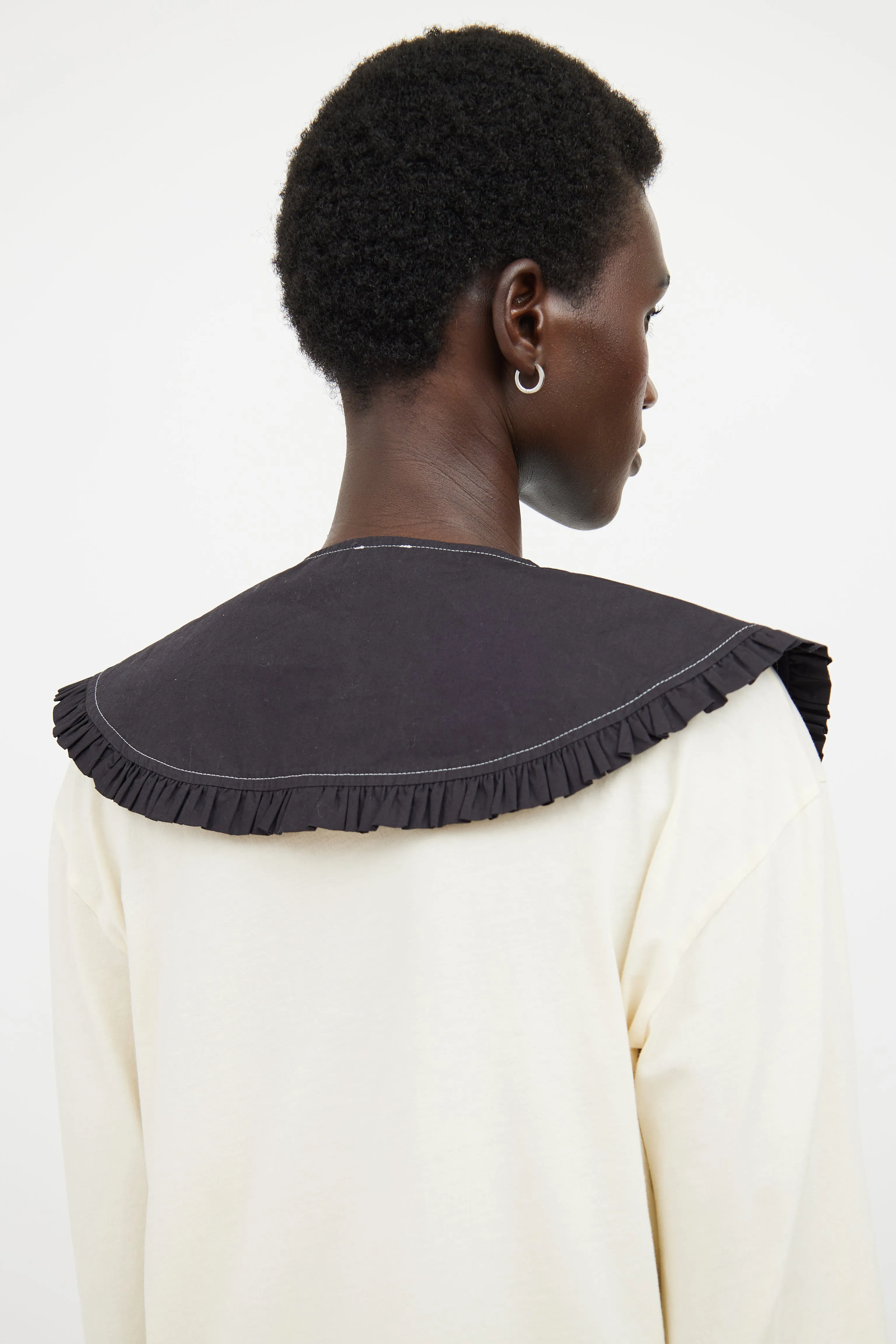 Black & White Ruffled Contrast Stitch Collar
