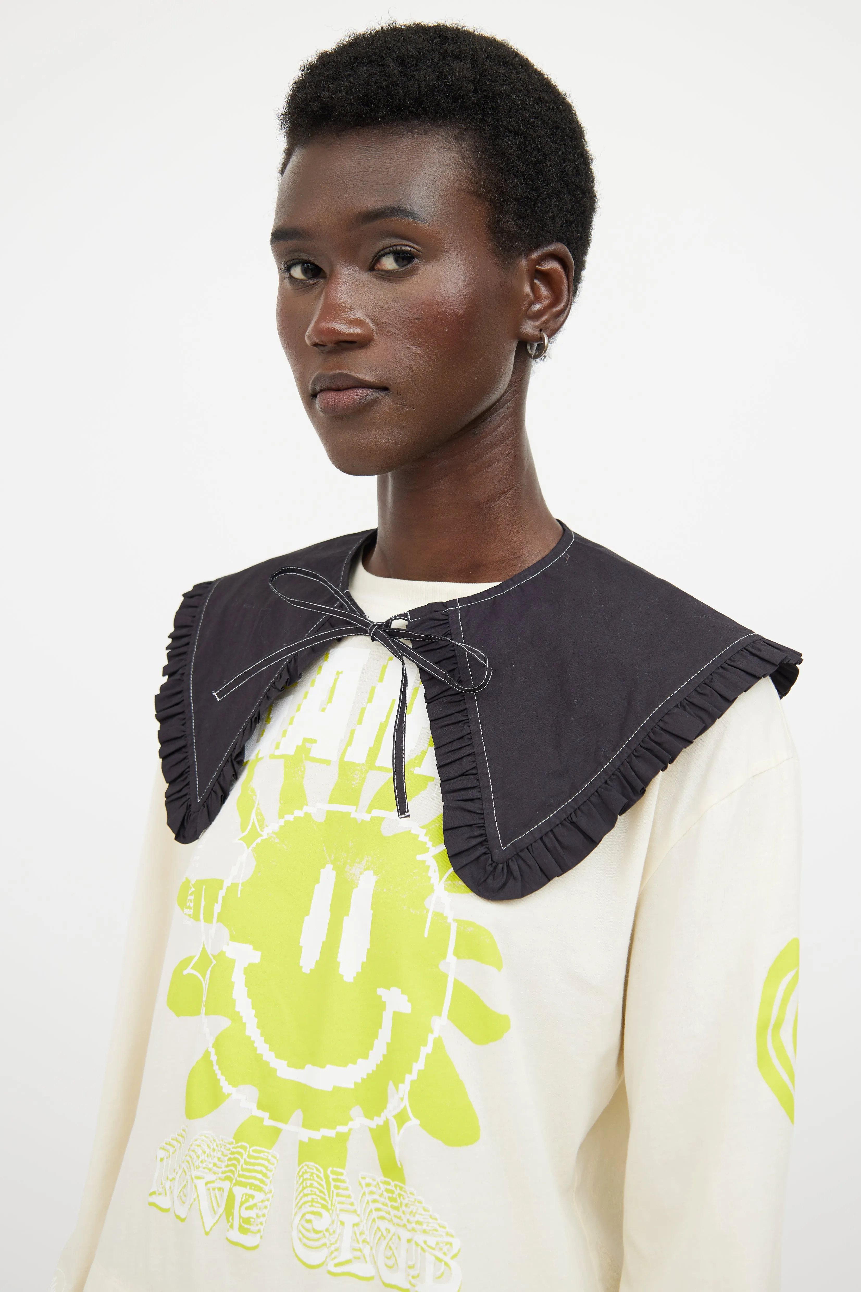 Black & White Ruffled Contrast Stitch Collar