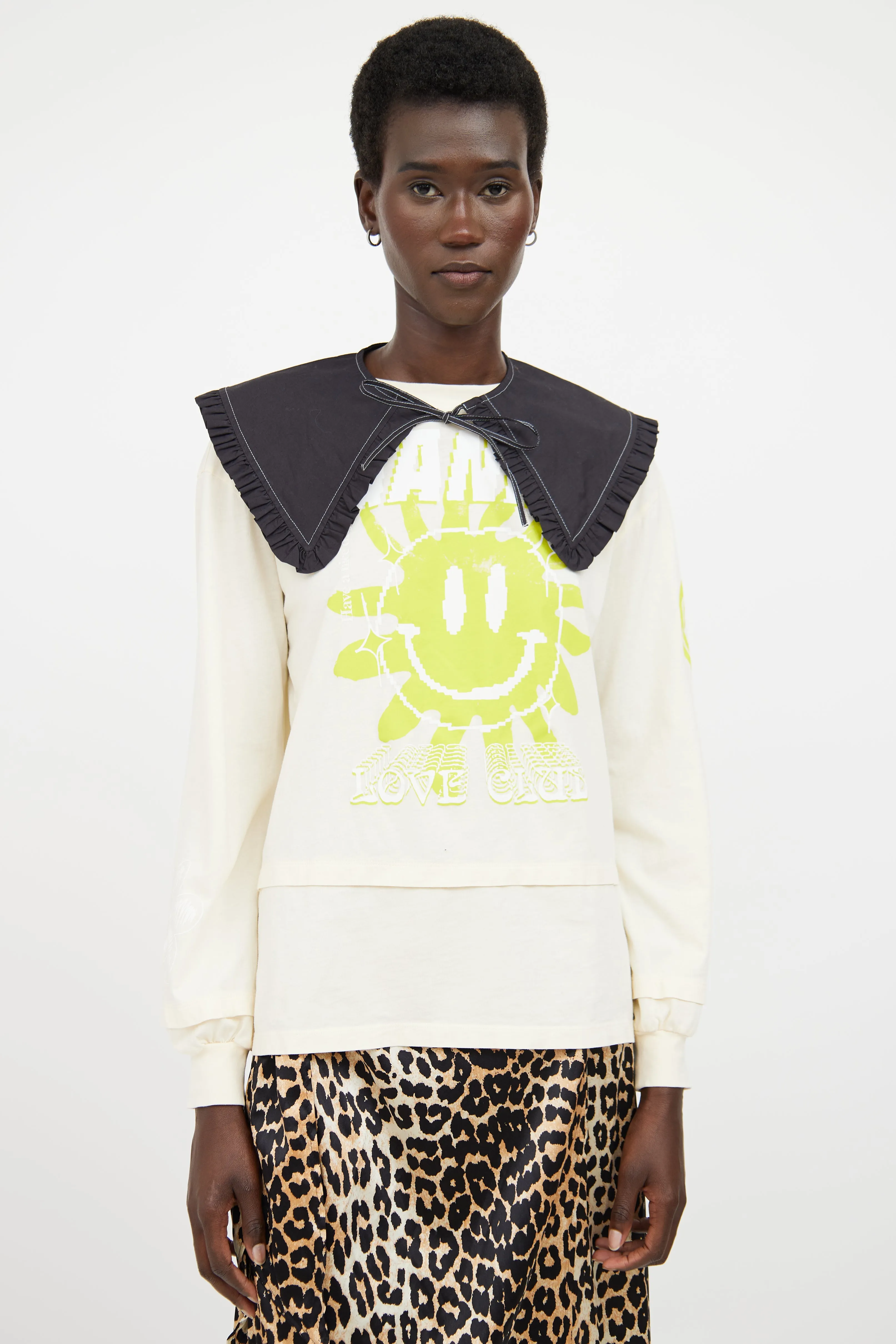 Black & White Ruffled Contrast Stitch Collar