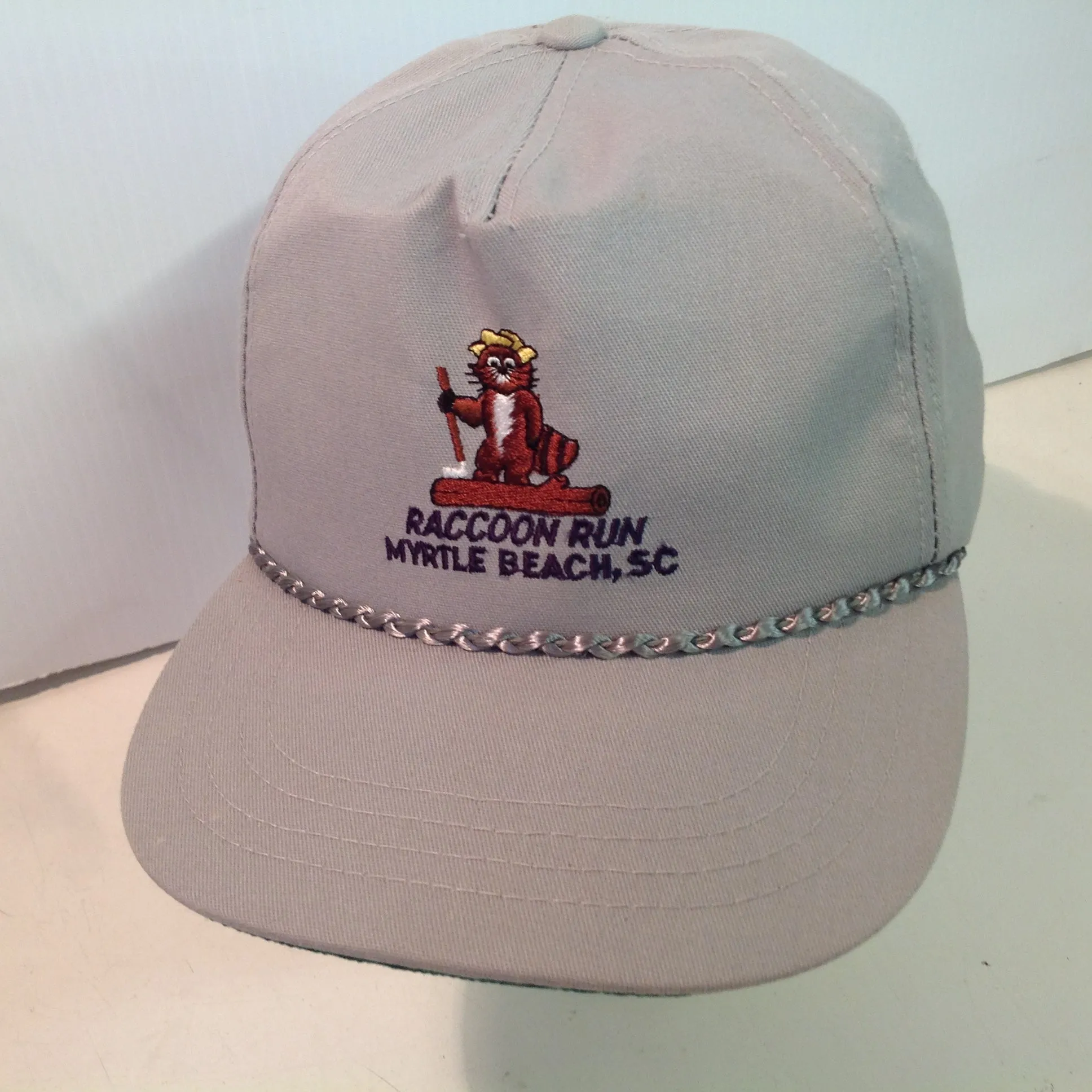 Vintage Derby Cap Raccoon Run Golf Club Myrtle Beach South Carolina Tournament Souvenir Tan Gray Baseball Cap
